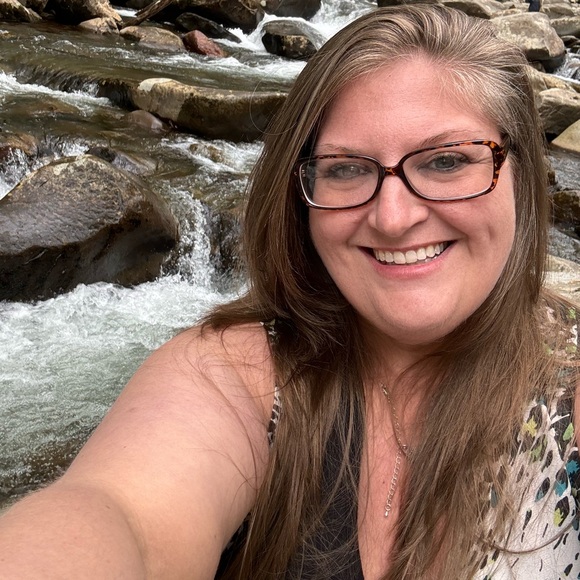 Meet your Posher, Kayla - Picture 4 of 5